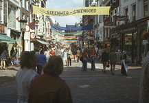 800624 Gezicht in de Steenweg te Utrecht, met winkelend publiek.